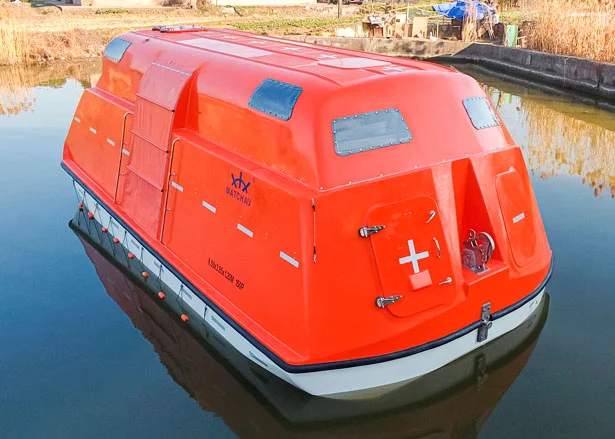 Barco salva-vidas parcialmente fechado