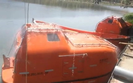 Teste de spray de água de barco salva-vidas tipo fogo protegido