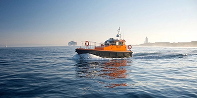 Qual é o propósito de um barco salva-vidas totalmente fechado?